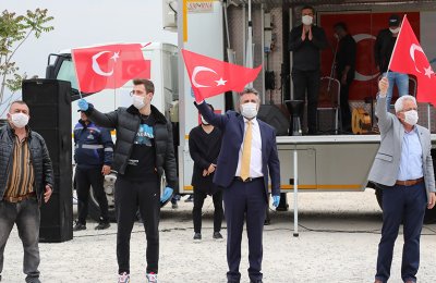 Bayraklı’da 23 Nisan coşkusu balkonlardan taştı